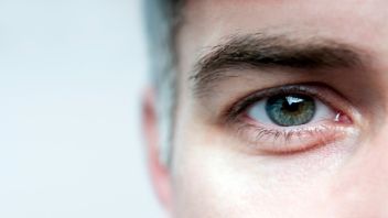 پف زیر چشم و علائم آن